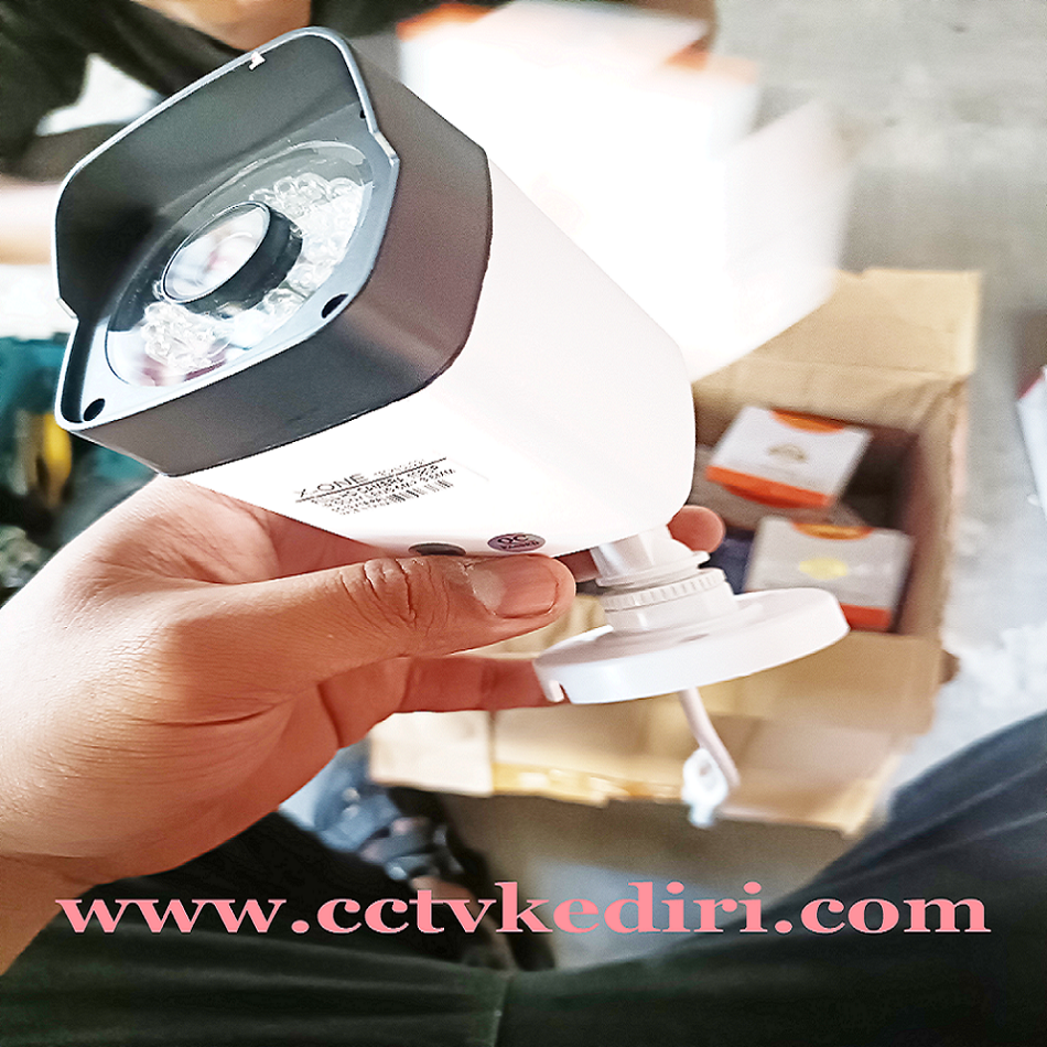 <p>Dengan adanya pemasangan CCTV dapat membantu anda untuk menjaga keamanan dan memantau aktivitas sehari semalam penuh dengan rekamana kamera yang tajam berkualitas tinggi dan harga yang sangat terjangkau, rekaman akan tersimpan langsung di Memori SD, anda dapat memantau kondisi malalui jarak jauh dari lokasi kamera berada saat ini.</p>