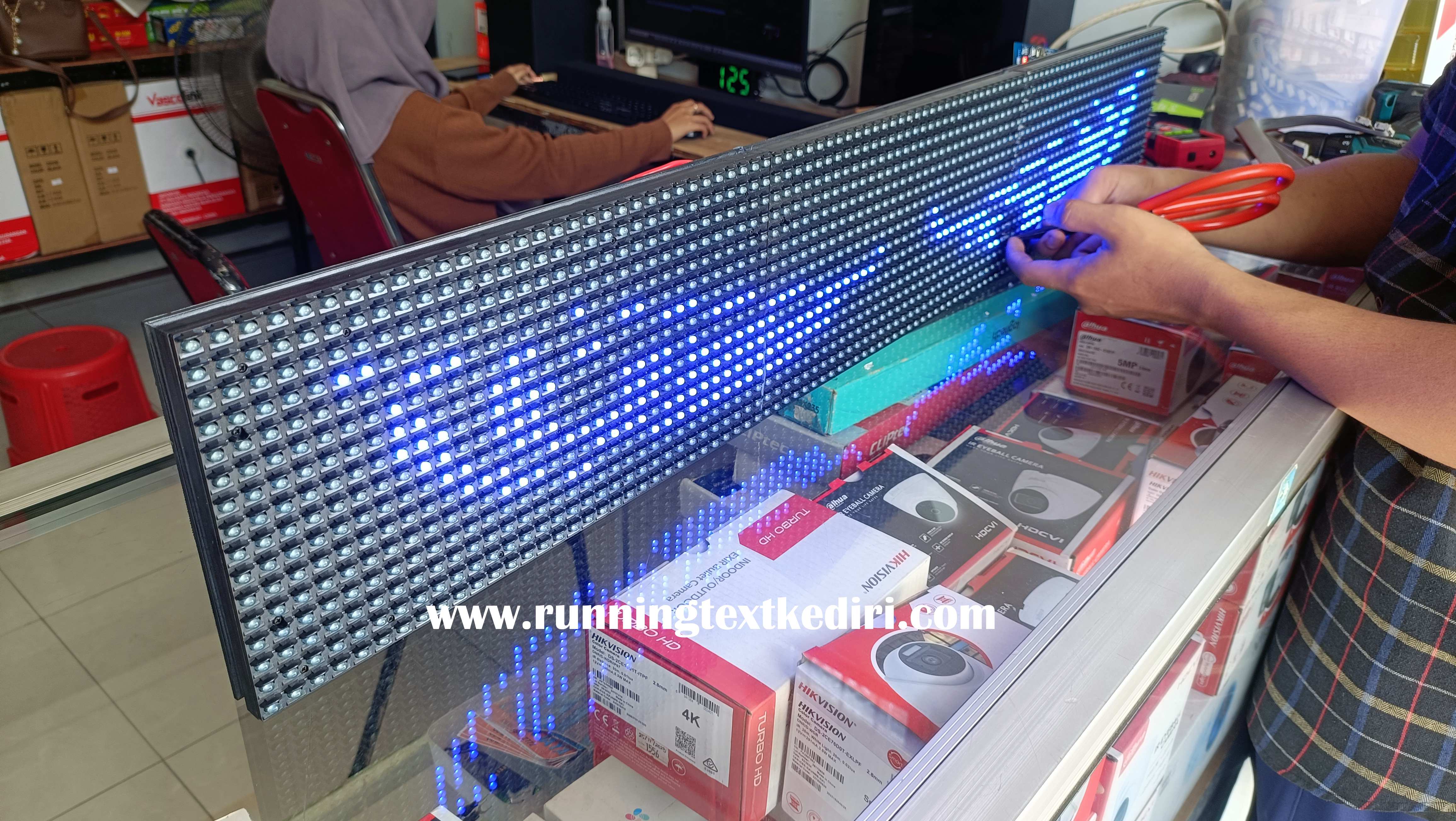 <p>Pemasangan Running Text Mata Warna Biru Ukuran 20x100cm sebagai solusi peningkatan keamanan dan visibilitas kendaraan truk dan penyampaian informasi dinamis kepada pengguna jalan lainnya. Warna biru dipilih karena karakteristiknya yang menarik perhatian namun tetap memberikan kesan profesional dan mudah dibaca.&nbsp;</p>