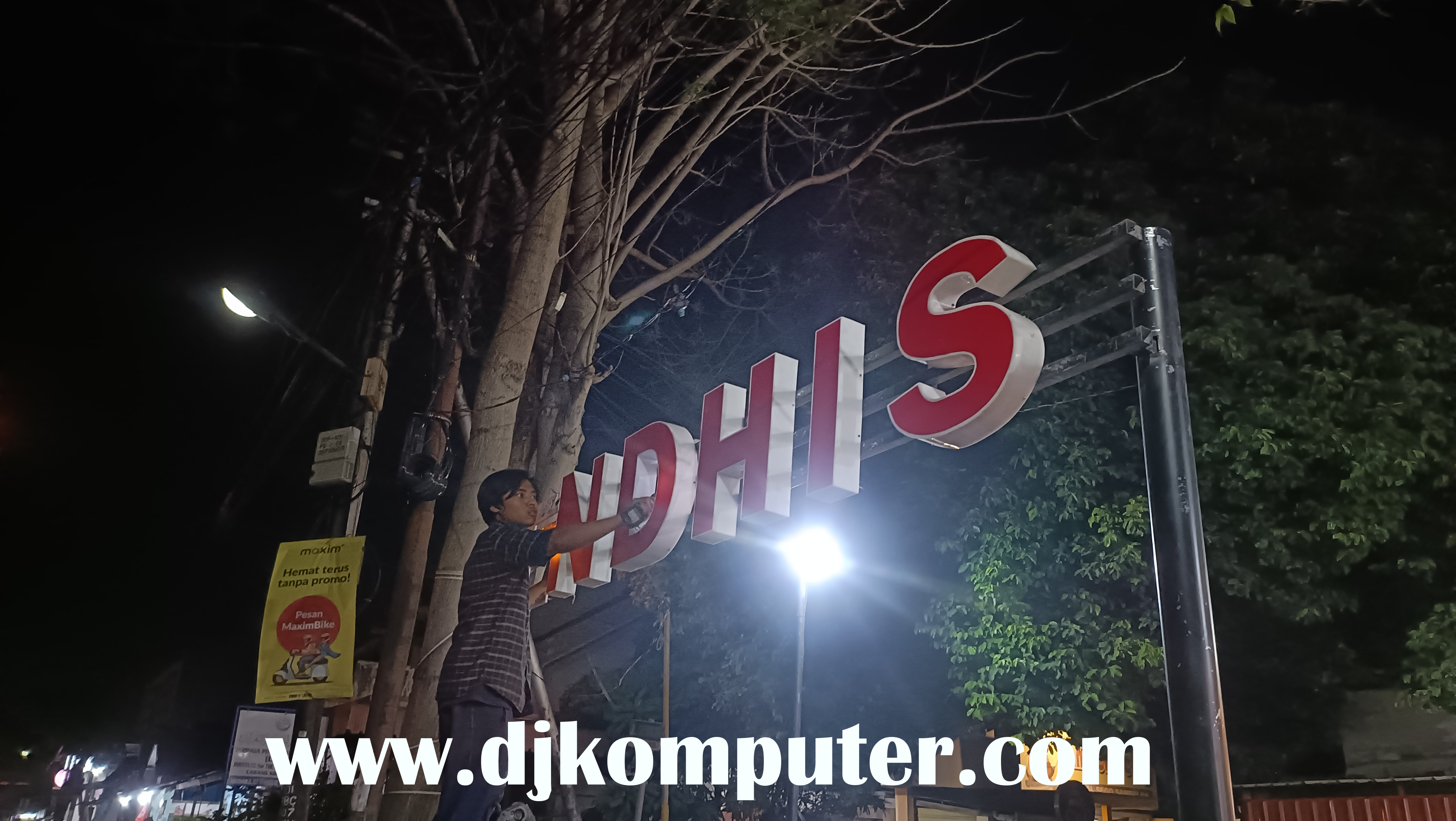 <p>Apa itu huruf timbul akrilik yang bisa menyala ? Huruf timbul akrilik adalah media promosi berupa huruf atau logo yang dibuat dari bahan akrilik dengan ketebalan tertentu. Pada varian 3mm nyala, huruf ini memiliki keistimewaan tambahan berupa efek Cahaya yang membuatnya bersinar, baik di siang maupun malam hari.</p>