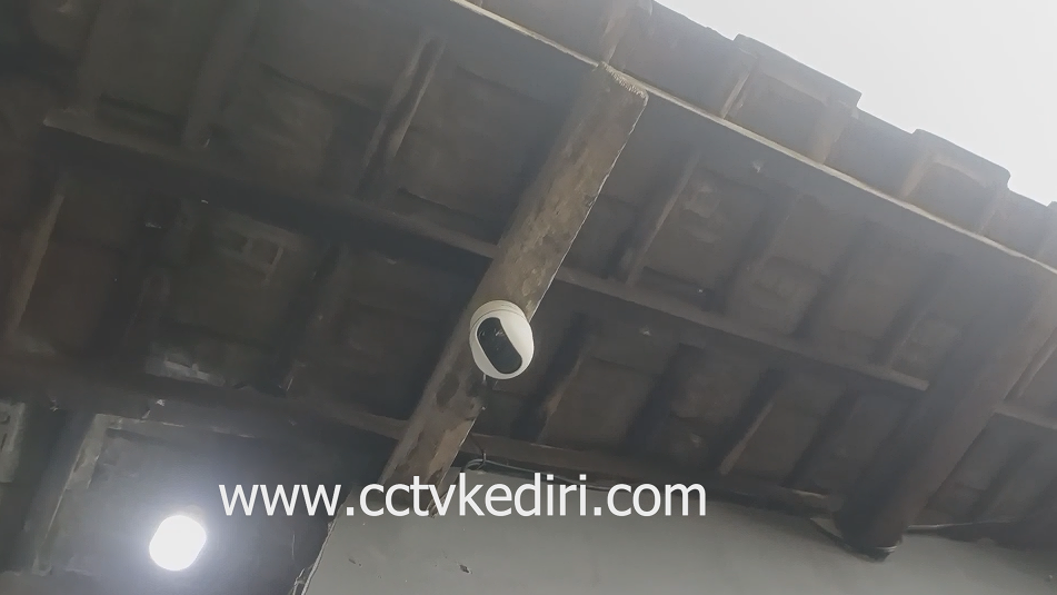 <p>&nbsp;&nbsp;Apa itu CCTV Dan apa fungsinya ? Colosed Circuit Television atau yang lebih dikenal sebagai CCTV adalah sebuah sistem kamera pengawas yang digunakan merekam dan memantau suatu area secara real &ndash; time. CCTV bekerja engan menangkap gambar melalui kamera, kemudian menyalurkannya menuju perangkat perekam seperti DVR ( Digital Vidio Recorder ) atau NVR ( Network Vidio Recorder ), dan bisa dilihat melalui monitor atau smartphone.</p>
