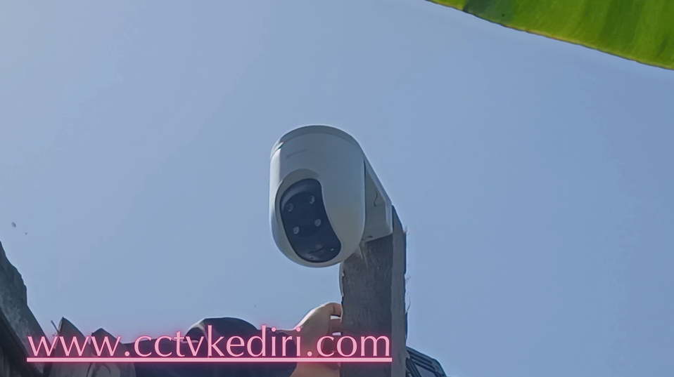 <p>Apa fungsi CCTV dalam keamanan ternak? CCTV untuk keamanan ternak berfungsi sebagai sistem pemantauan yang membantu mengawasi kondisi kendang dan area peternakan secara visual. Kamera merekam aktivitas hewan ternak, pergerakan di sekitar kendang, serta kondisi lingkungan secara terus menerus. Dengan adanya CCTV, pemilik ternak dapat mengetahui situasi kendang tanpa harus selalu berada di lokasi sehingga pengawasan menjadi lebih efisien.</p>