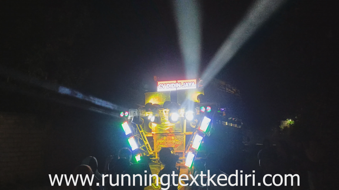 <p>Apa itu Running Text dan mengapa penting ? Running Text adalah papan digital led yang menampilkan tulisan berjalan atau animasi text dengan berbagai warna dan efek. Biasanya digunakan untuk promosi, pengumuman, maupun hiasan digital yang menarik perhatian. Dalam dunia event dan hiburan, terutama pada acara karnaval, Running Text memiliki peran yang sangat penting.</p>