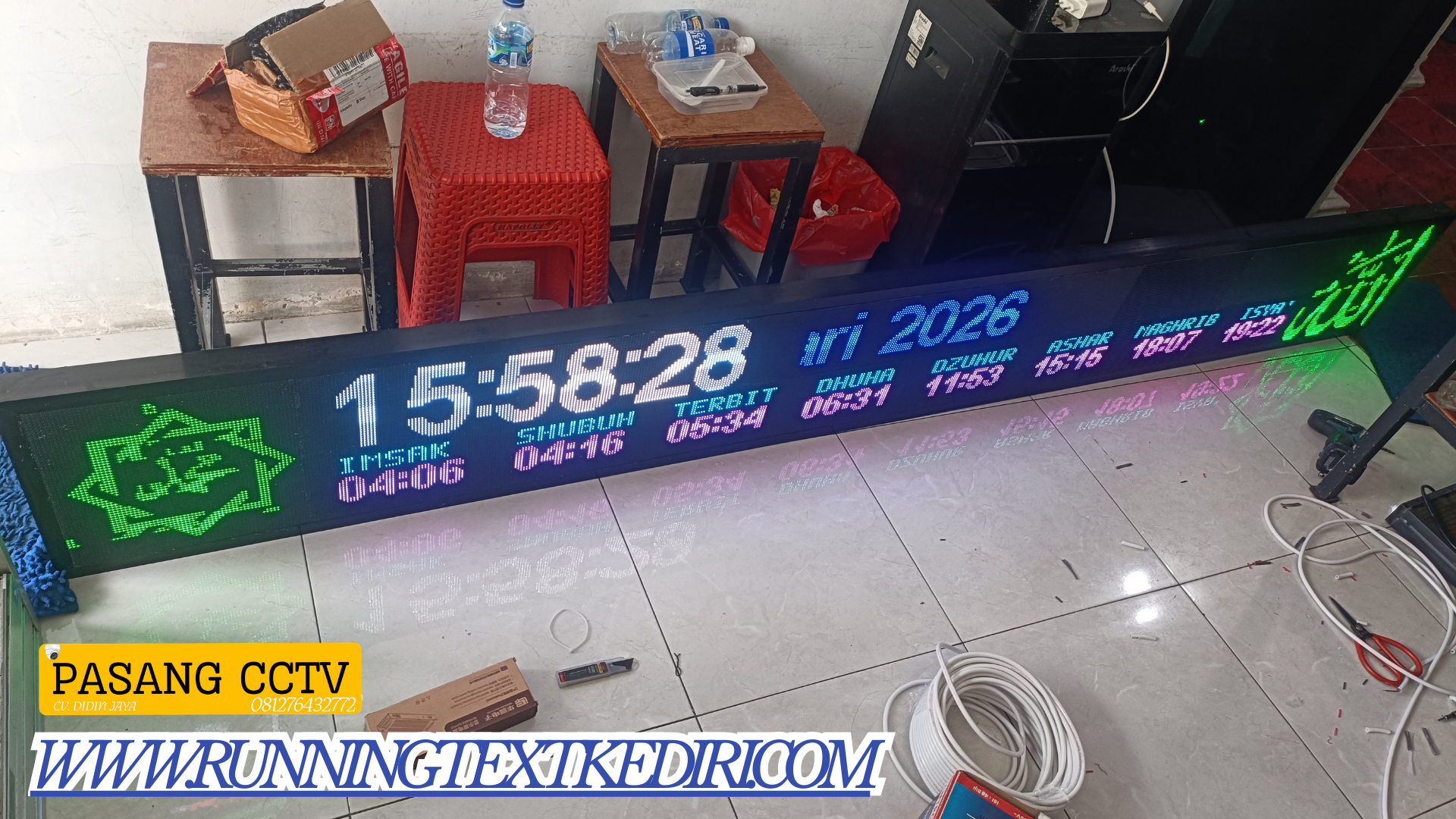 <p>Apa itu Neon box? Neon box media promosi visual berupa papan reklame dengan pencahayaan dari dalam yang membuat tampilan tulisan atau logo terlihat terang dan menarik, baik siang maupun malam hari. Neon box biasanya terbuat dari bahan akrilik, vinyl, atau flexi dengan rangka aluminium atau besi, sehingga tampilan kokoh dan professional. Media ini banyak digunakan untuk memperkuat identitas usaha dan menarik perhatian calon pelanggan</p>